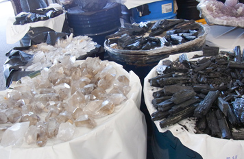 ドラム缶に並べられた水晶＆トルマリン<