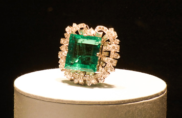 エメラルドのリング