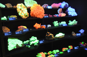 ブラックライトで光る原石