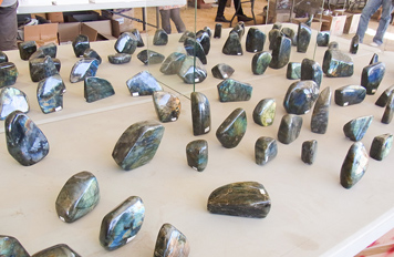 ラブラドライトの置物