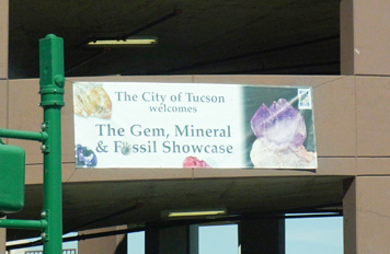 ツーソンミネラルショーの看板