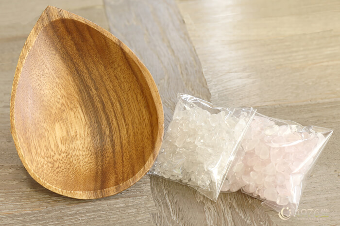 水晶&ローズクォーツ陰陽浄化セット（水晶＆ローズクォーツさざれ、アカシア木製皿）